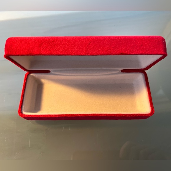 🕶️💋Like New Red Velvet Carolina Herrera Sunglasses/Eyeglasses Clamshell Case - Picture 9 of 17
